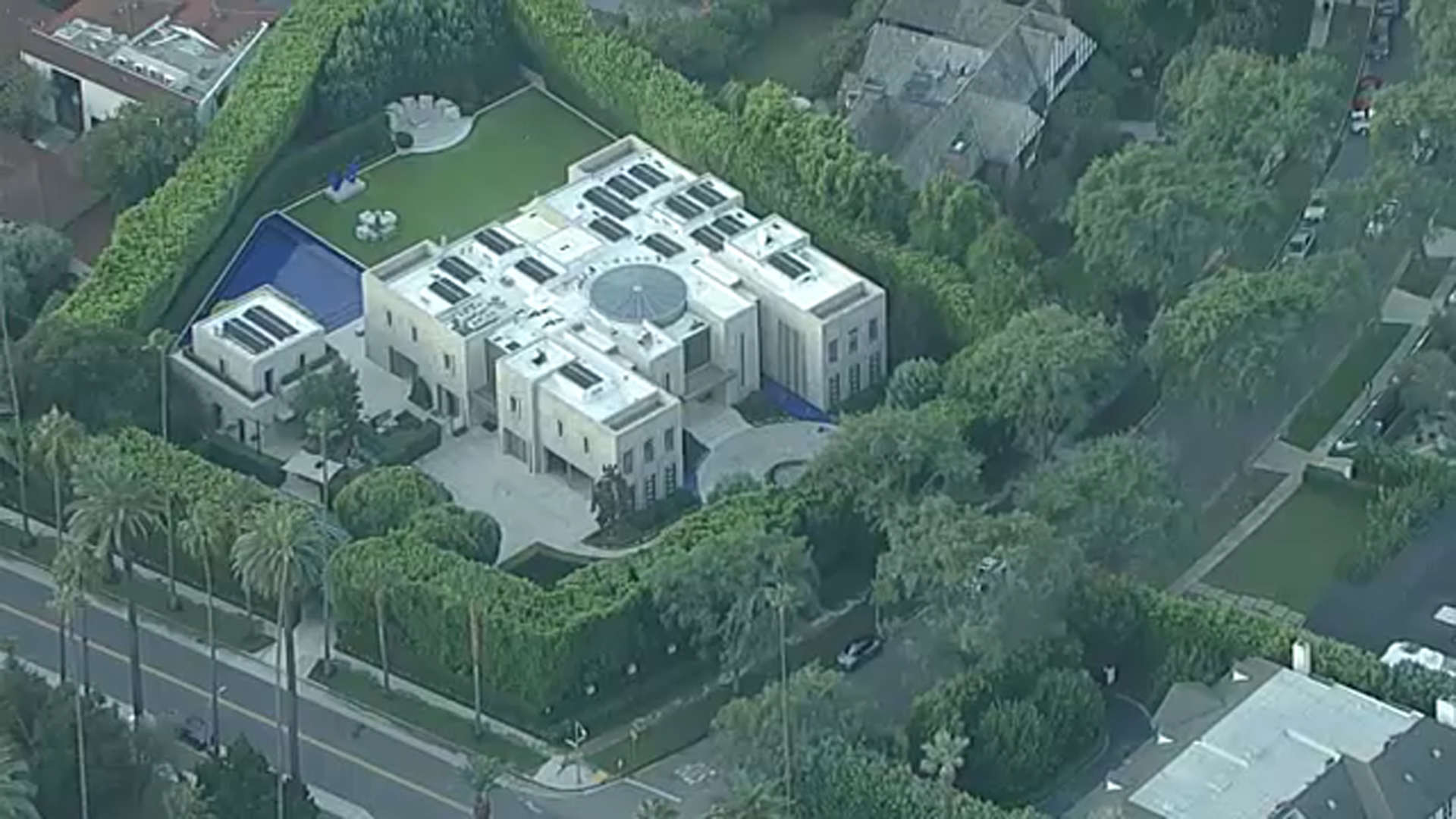 FBI serves search warrant tied to Eric Swalwell investigation at mansion in Beverly Hills
— Oak Brook Community news